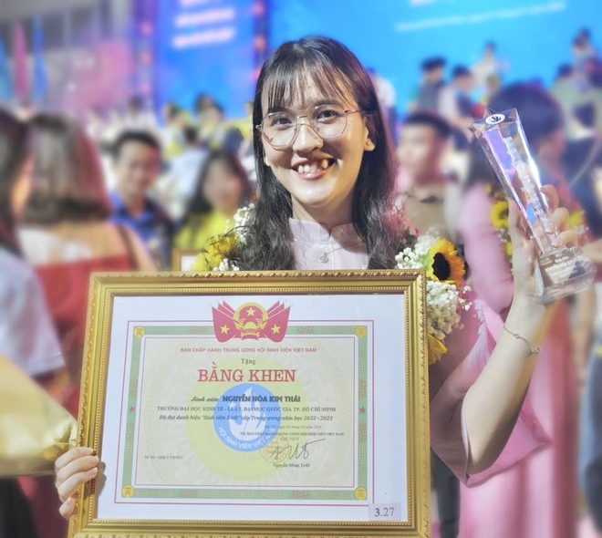 Cựu thí sinh Olympia lột xác cực kỳ xinh xắn, gây ấn tượng khi thành thủ khoa đầu ra ĐH Kinh tế - Luật - Ảnh 3.