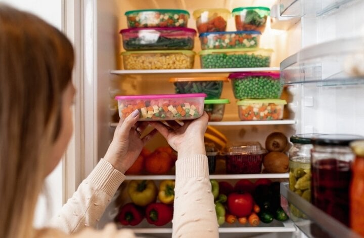 8 sai lầm khi bảo quản thực phẩm trong tủ lạnh - Ảnh 1.
