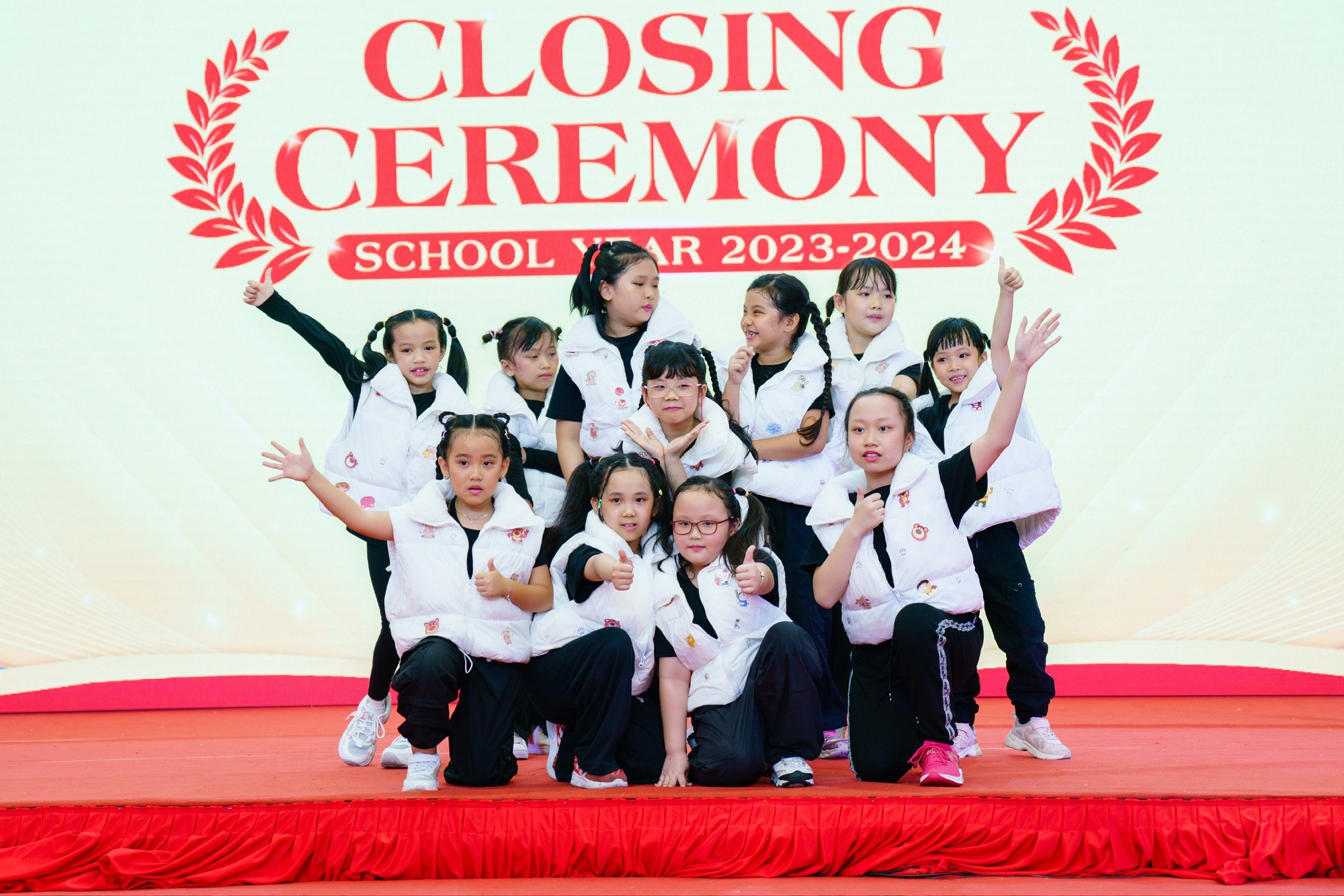 Nhóc tì nhà Ngọc Lan, Nam Cường nhận thưởng lớn trong lễ tổng kết tại trường song ngữ - Ảnh 3. Nhóc tì nhà Ngọc Lan, Nam Cường nhận thưởng lớn trong lễ tổng kết tại trường song ngữ - Ảnh 3.