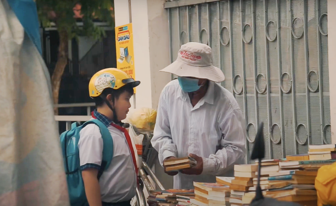 Cụ ông gần 90 tuổi đội mưa bán sách cũ ở vỉa hè Sài Gòn: &quot;Lần nào thấy người trẻ đến mua sách là tôi vui lắm&quot; - Ảnh 3.