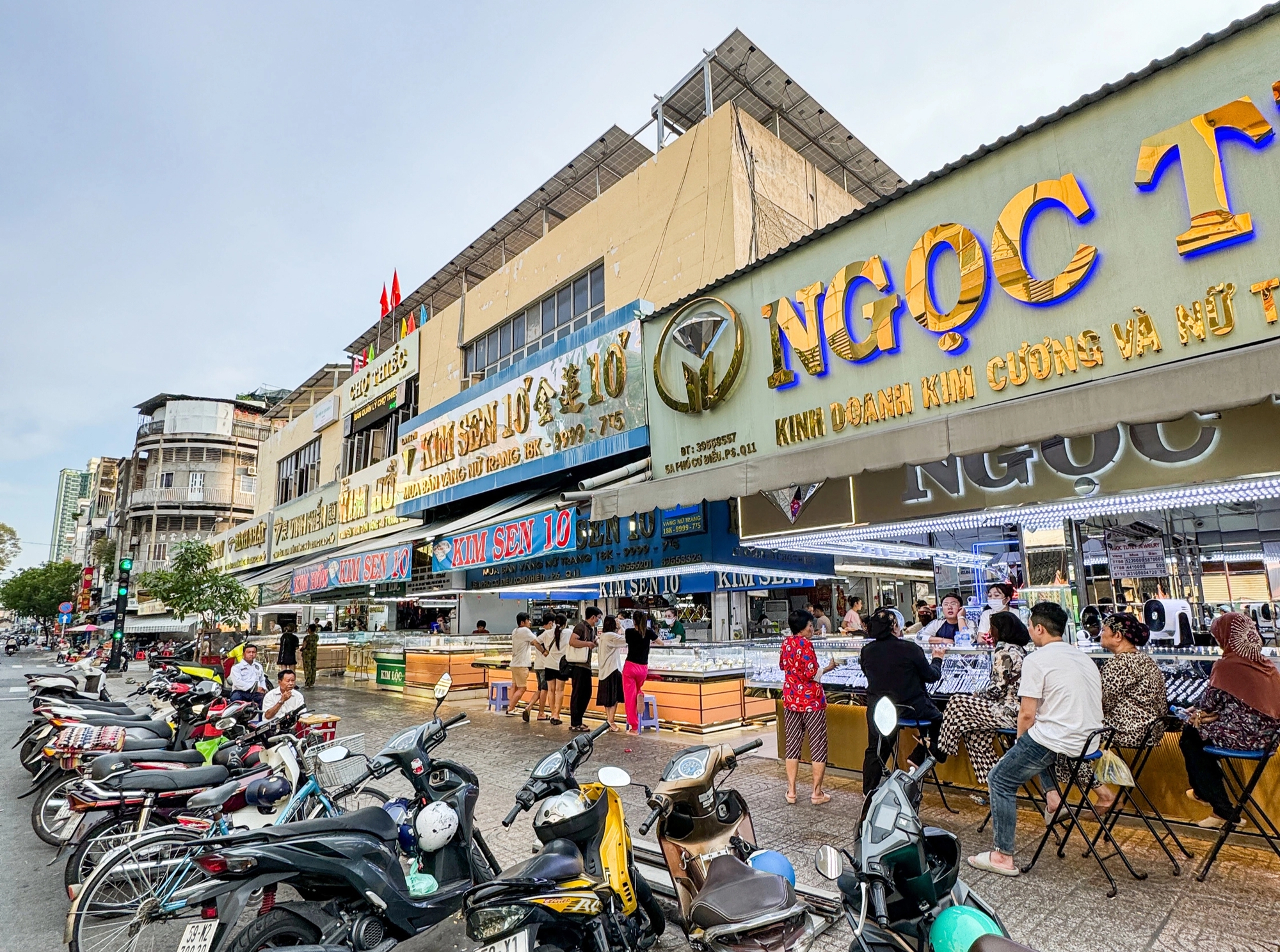 Ghé chợ bán vàng &quot;bình dân&quot; nhất Sài Gòn: Giá vàng tăng cao nhưng cuối tuần vẫn nhiều người ghé mua trang sức  - Ảnh 1.