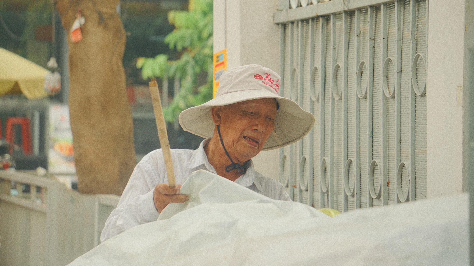 Cụ ông gần 90 tuổi đội mưa bán sách cũ ở vỉa hè Sài Gòn: Lần nào thấy người trẻ đến mua sách là tôi vui lắm - Ảnh 5.