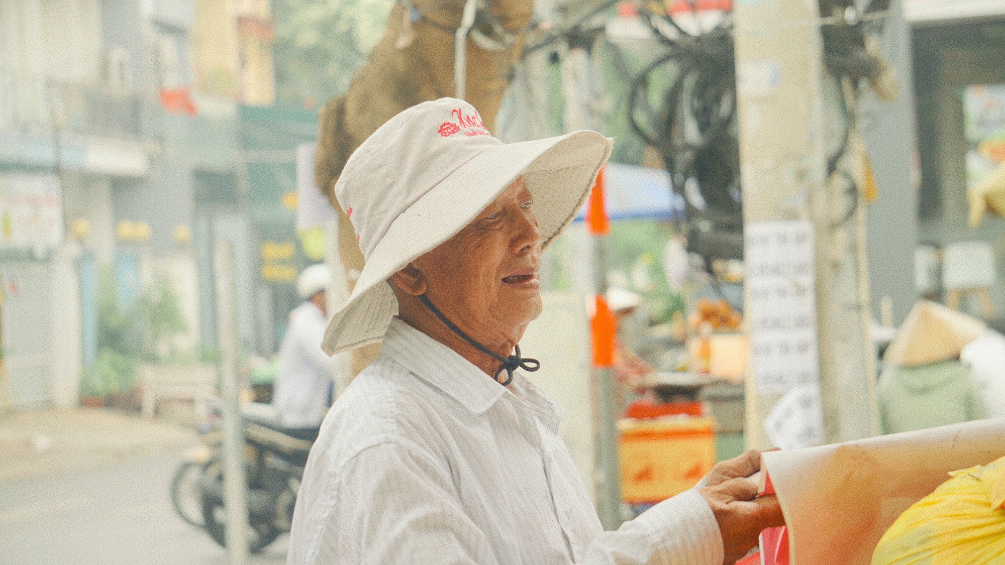 Cụ ông gần 90 tuổi đội mưa bán sách cũ ở vỉa hè Sài Gòn: Lần nào thấy người trẻ đến mua sách là tôi vui lắm - Ảnh 2.