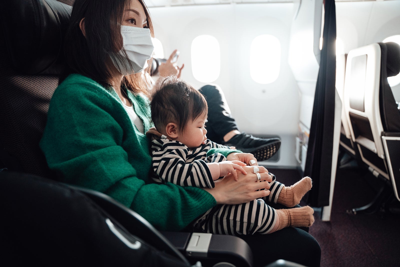 Được tiếp viên đổi cho chỗ ngồi rộng hơn trên máy bay, bà mẹ có con nhỏ hoang mang khi bị hành khách phàn nàn- Ảnh 1.