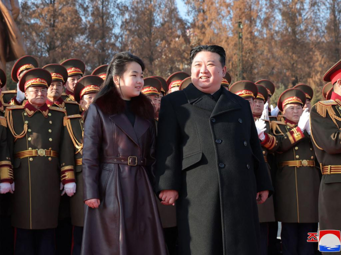 Chân dung &quot;công chúa&quot; của ông Kim Jong Un: &quot;Gây sốt&quot; ngay lần đầu xuất hiện, được hết mực quan tâm vì một lý do - Ảnh 1.