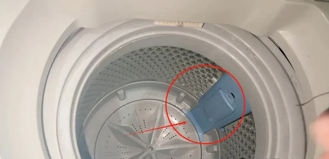 Đừng bao giờ sử dụng máy giặt như thế này, càng giặt quần áo sẽ càng bẩn và bạn còn có thể mắc các bệnh về da - Ảnh 6.