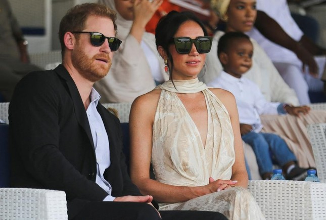 Đệ nhất phu nhân Nigeria chỉ trích Meghan Markle mặc hở - Ảnh 3.