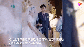 Phù rể đột nhiên quỳ xuống cầu hôn cô dâu giữa đám cưới khiến chú rể tái mặt: Camera ghi lại cảnh ngỡ ngàng- Ảnh 2.