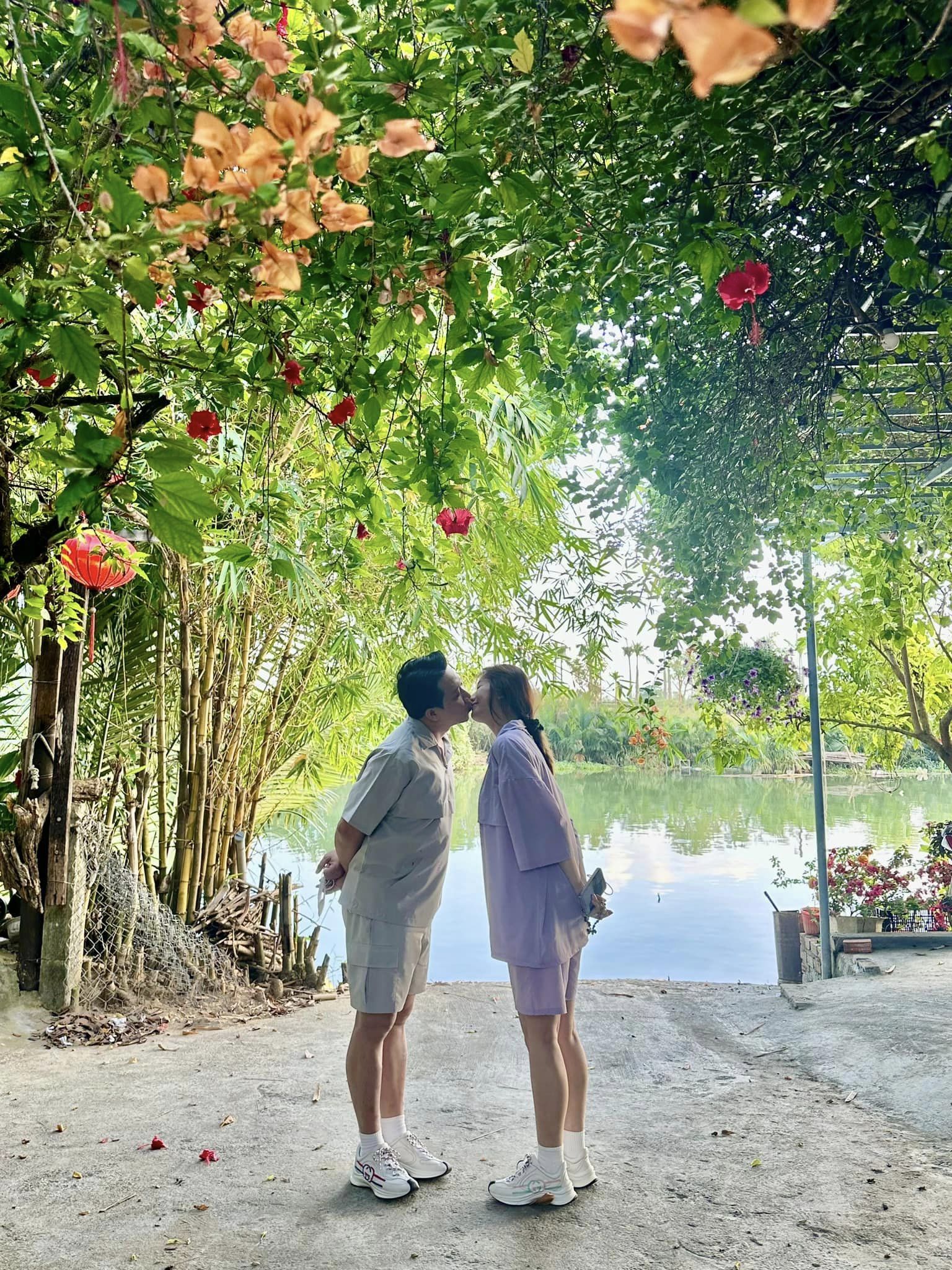 Sao nam đình đám bậc nhất showbiz Việt: Lắm thị phi, cưới 8 năm chưa có con vẫn mặn nồng bên vợ hơn tuổi- Ảnh 6. Sao nam đình đám bậc nhất showbiz Việt: Lắm thị phi, cưới 8 năm chưa có con vẫn mặn nồng bên vợ hơn tuổi- Ảnh 6.