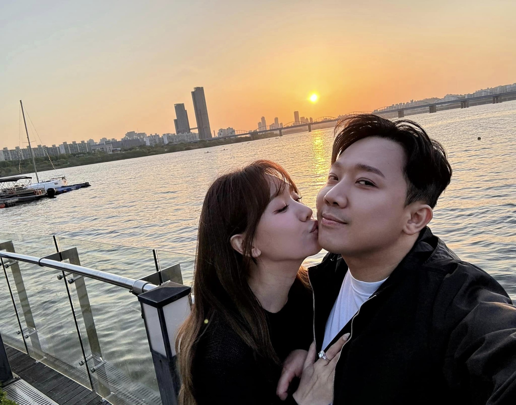 Sao nam đình đám bậc nhất showbiz Việt: Lắm thị phi, cưới 8 năm chưa có con vẫn mặn nồng bên vợ hơn tuổi- Ảnh 5. Sao nam đình đám bậc nhất showbiz Việt: Lắm thị phi, cưới 8 năm chưa có con vẫn mặn nồng bên vợ hơn tuổi- Ảnh 5.
