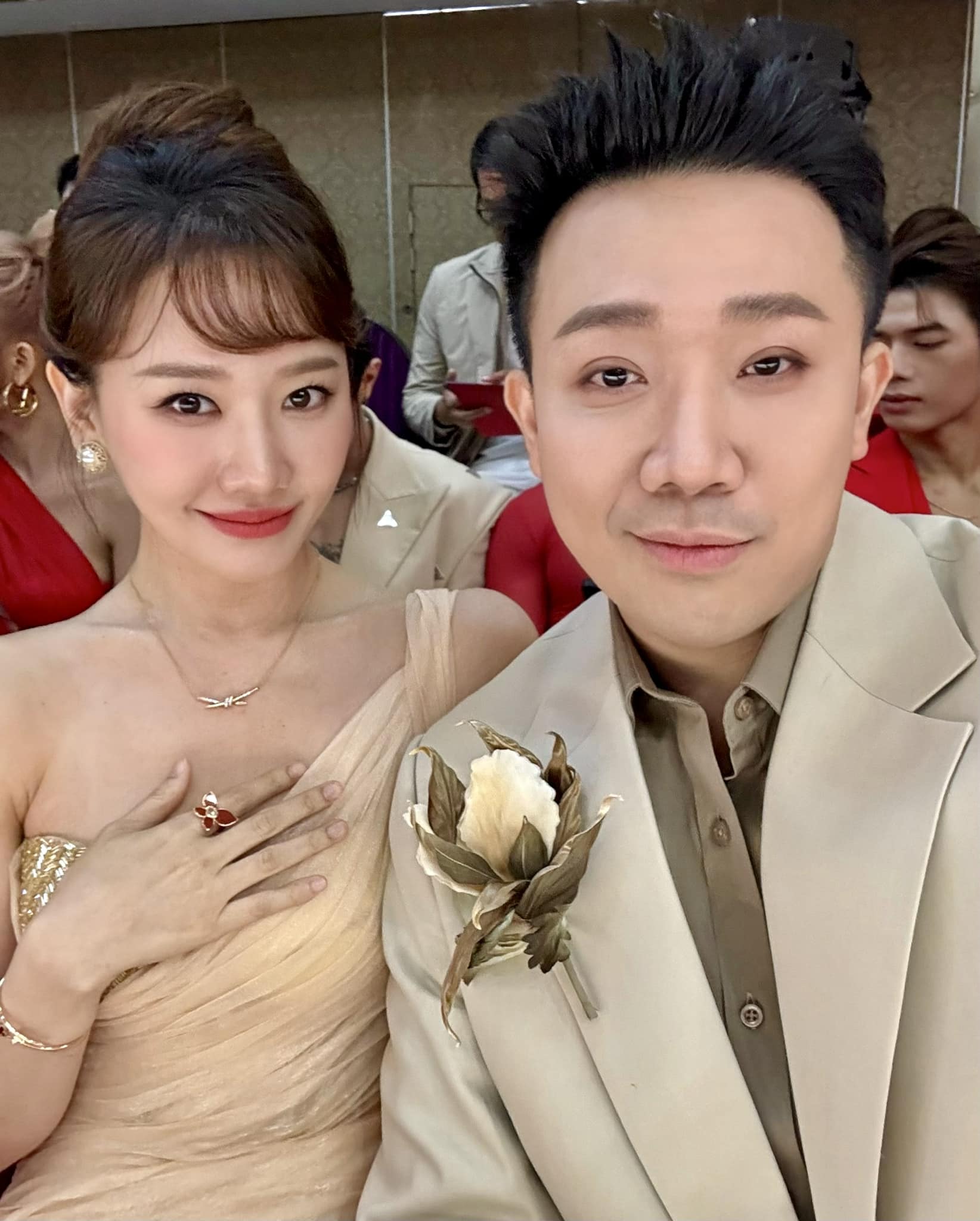 Sao nam đình đám bậc nhất showbiz Việt: Lắm thị phi, cưới 8 năm chưa có con vẫn mặn nồng bên vợ hơn tuổi- Ảnh 2. Sao nam đình đám bậc nhất showbiz Việt: Lắm thị phi, cưới 8 năm chưa có con vẫn mặn nồng bên vợ hơn tuổi- Ảnh 2.