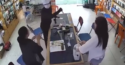 Dùng dao khống chế 2 nữ nhân viên cửa hàng điện thoại rồi cướp tài sản - Ảnh 6.