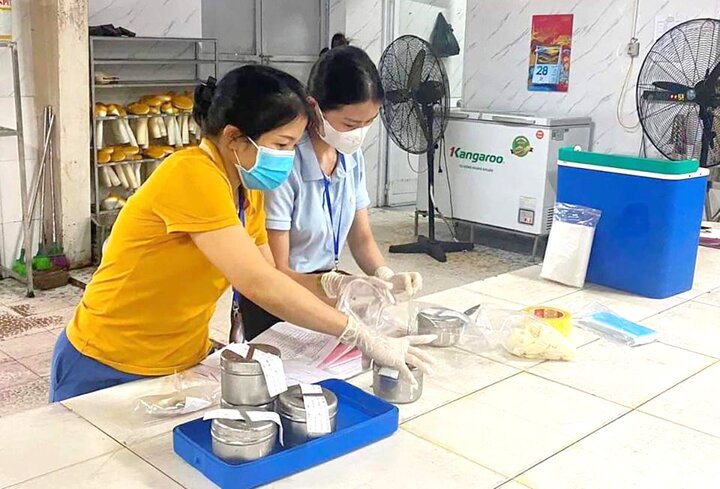 71 công nhân ngộ độc ở Nghệ An: Bếp ăn của công ty chưa đảm bảo vệ sinh - Ảnh 1.