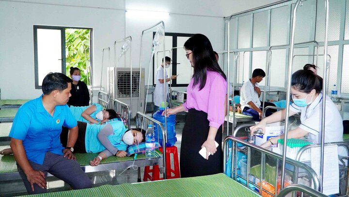 71 công nhân ngộ độc ở Nghệ An: Bếp ăn của công ty chưa đảm bảo vệ sinh - Ảnh 2.