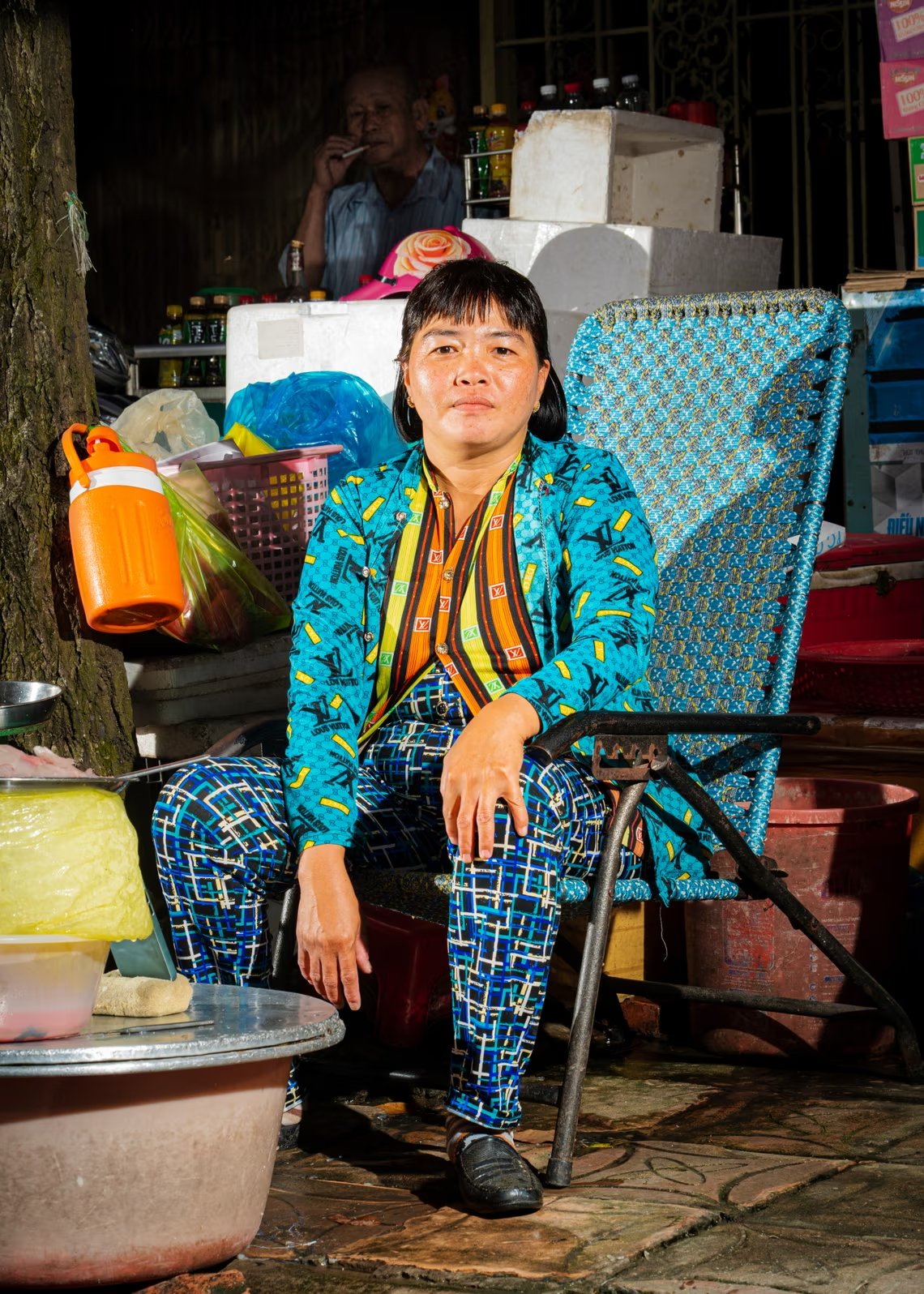 Bộ ảnh độc lạ tái hiện gu thời trang xa xỉ nhái hàng hiệu ở Đông Nam Á, gồm cả Việt Nam: Người bán cá mặc áo Dior, nông dân gặt lúa đội mũ Balenciaga che nắng- Ảnh 3.