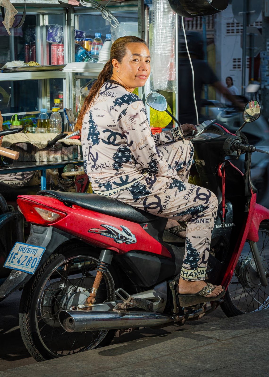 Bộ ảnh độc lạ tái hiện gu thời trang xa xỉ nhái hàng hiệu ở Đông Nam Á, gồm cả Việt Nam: Người bán cá mặc áo Dior, nông dân gặt lúa đội mũ Balenciaga che nắng- Ảnh 1.