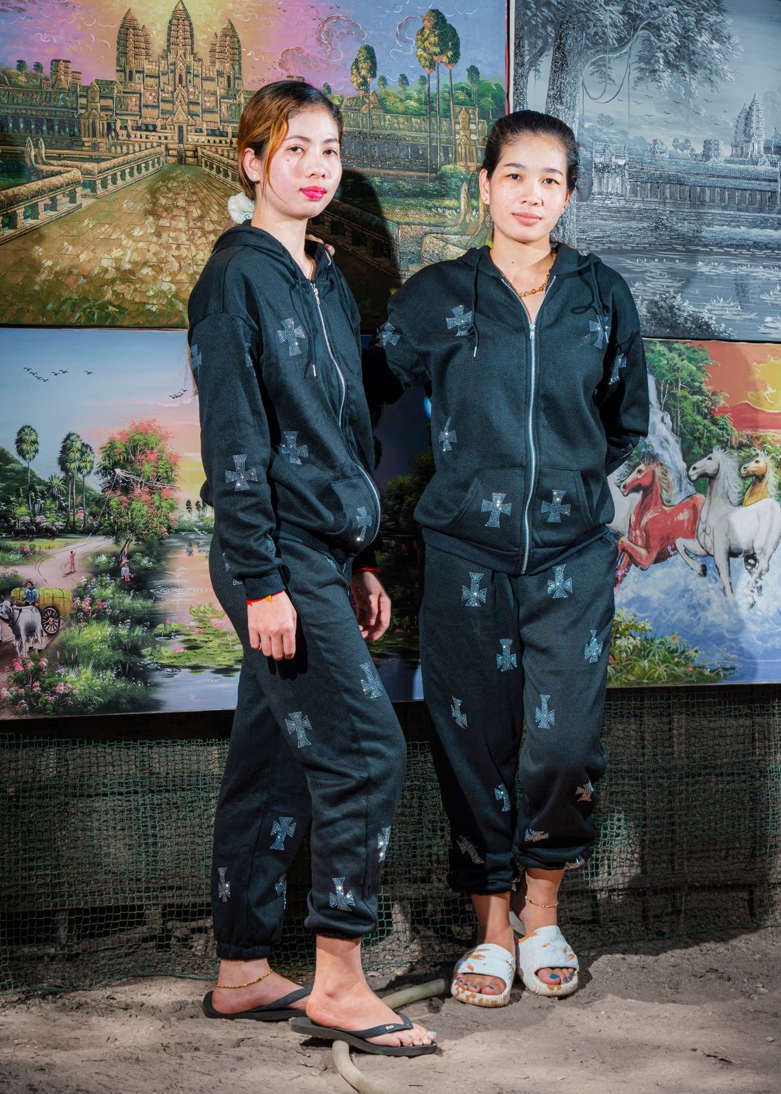 Bộ ảnh độc lạ tái hiện gu thời trang xa xỉ nhái hàng hiệu ở Đông Nam Á, gồm cả Việt Nam: Người bán cá mặc áo Dior, nông dân gặt lúa đội mũ Balenciaga che nắng- Ảnh 6.