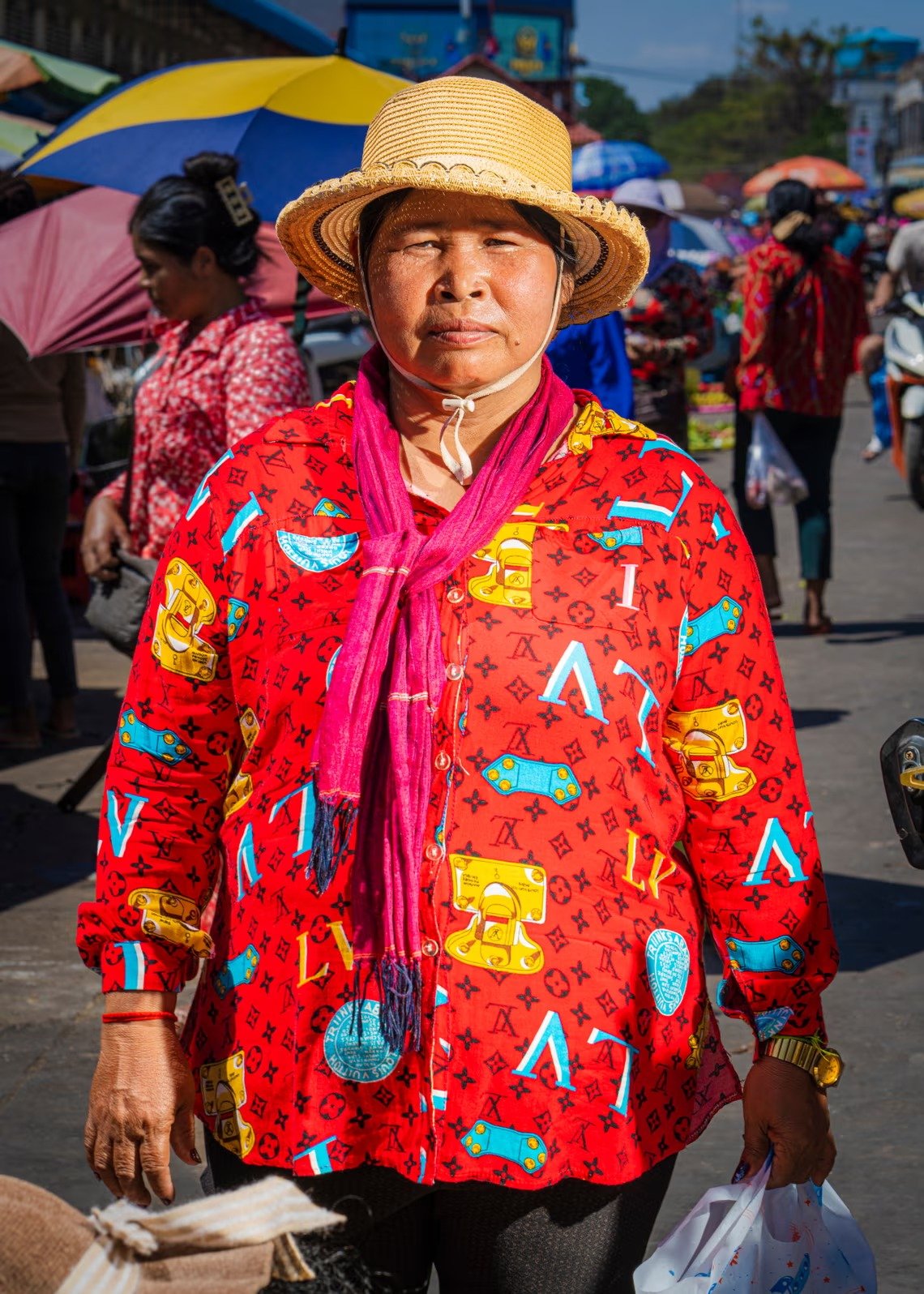 Bộ ảnh độc lạ tái hiện gu thời trang xa xỉ nhái hàng hiệu ở Đông Nam Á, gồm cả Việt Nam: Người bán cá mặc áo Dior, nông dân gặt lúa đội mũ Balenciaga che nắng- Ảnh 2.