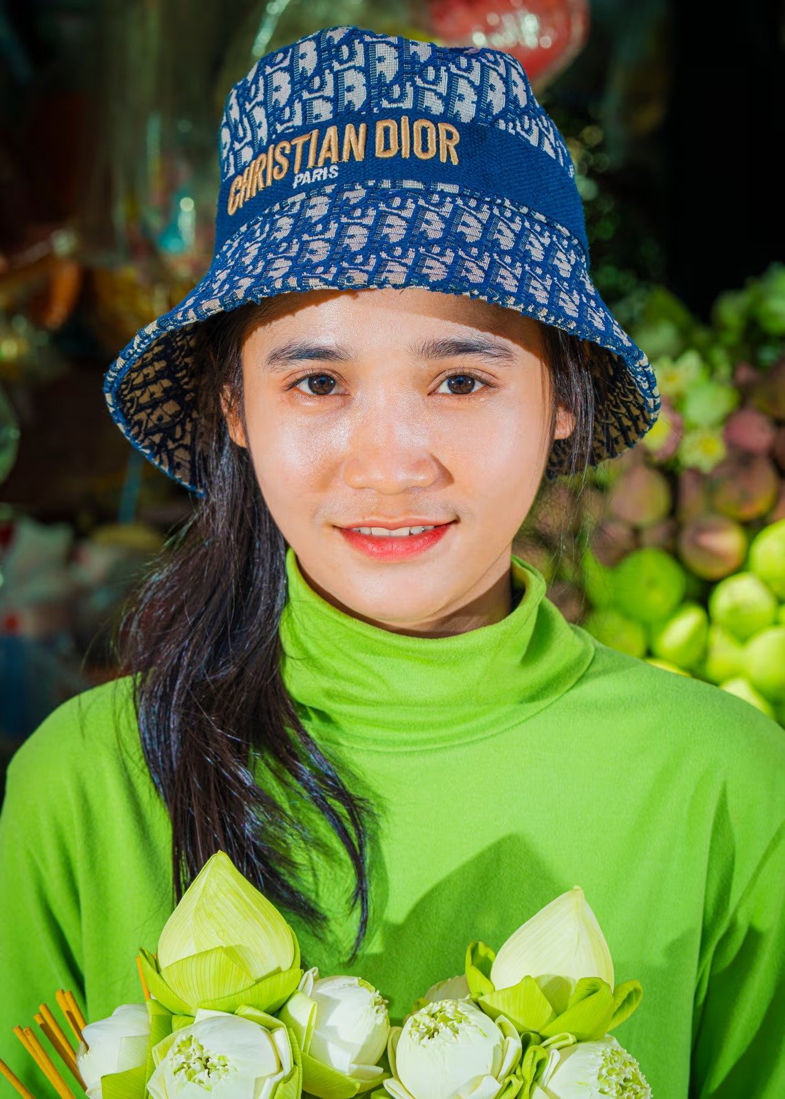 Bộ ảnh độc lạ tái hiện gu thời trang xa xỉ nhái hàng hiệu ở Đông Nam Á, gồm cả Việt Nam: Người bán cá mặc áo Dior, nông dân gặt lúa đội mũ Balenciaga che nắng- Ảnh 10.