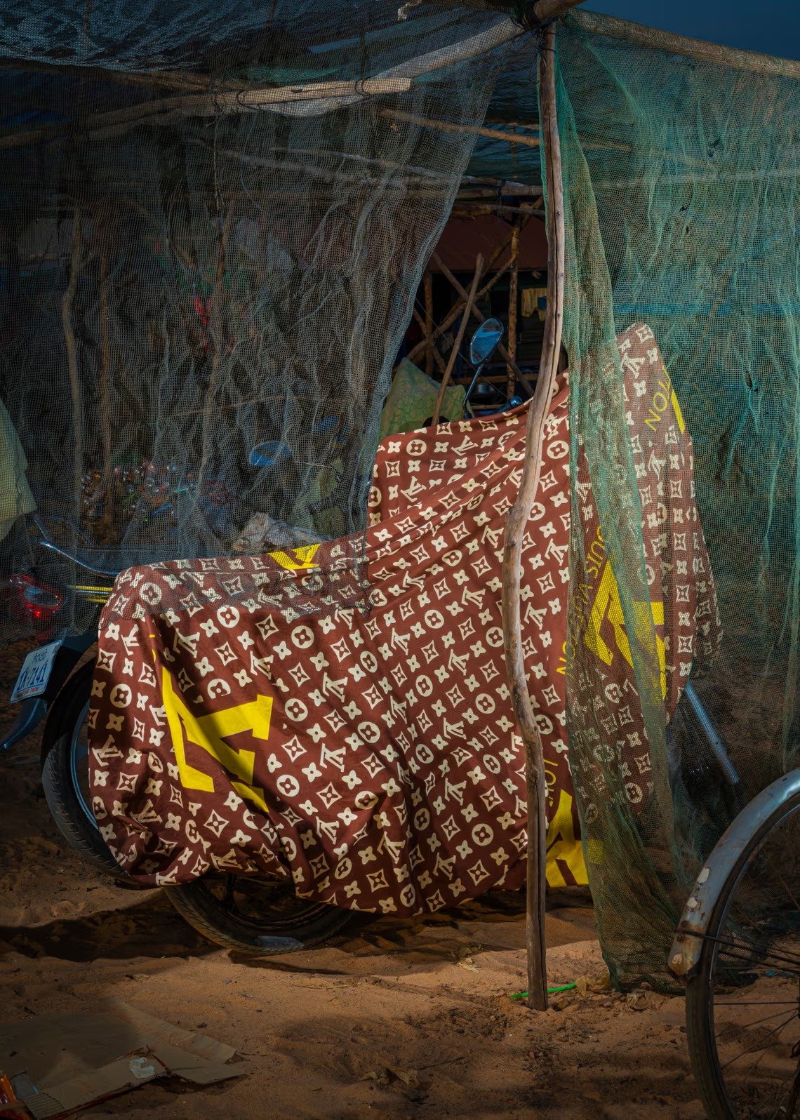 Bộ ảnh độc lạ tái hiện gu thời trang xa xỉ nhái hàng hiệu ở Đông Nam Á, gồm cả Việt Nam: Người bán cá mặc áo Dior, nông dân gặt lúa đội mũ Balenciaga che nắng- Ảnh 4.