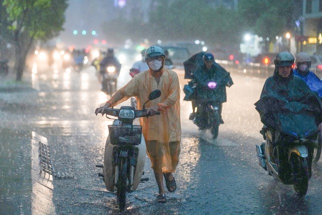 Mưa liên tục tại TPHCM vào những ngày đầu tháng 6 - Ảnh 1.