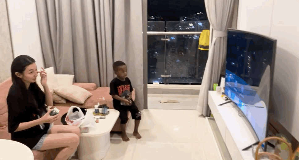 Thùy Tiên đưa Lôi Con về nhà chăm sóc, nói 1 câu khiến bé đang khóc bỗng chuyển thái độ ngay và luôn - Ảnh 6. Thùy Tiên đưa Lôi Con về nhà chăm sóc, nói 1 câu khiến bé đang khóc bỗng chuyển thái độ ngay và luôn - Ảnh 6.