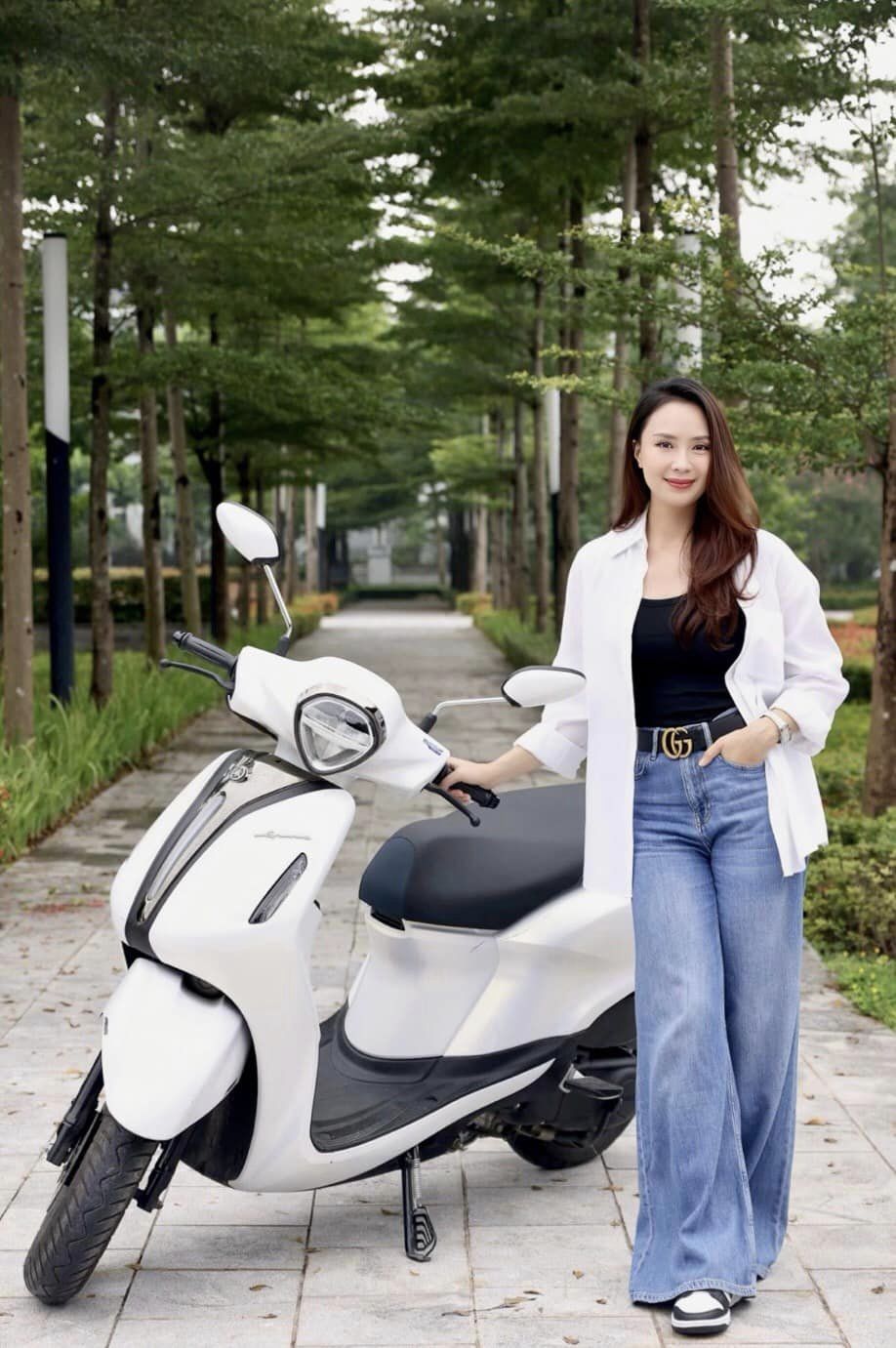 Phong cách diện quần jeans của Hồng Diễm ngày càng xuất sắc, phụ nữ trên 40 tuổi nên học hỏi - Ảnh 4.