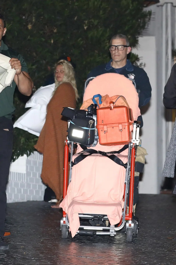 Britney Spears tơi tả, dùng chăn quấn quanh người sau nghi vấn xô xát với bạn trai ở khách sạn - Ảnh 4.