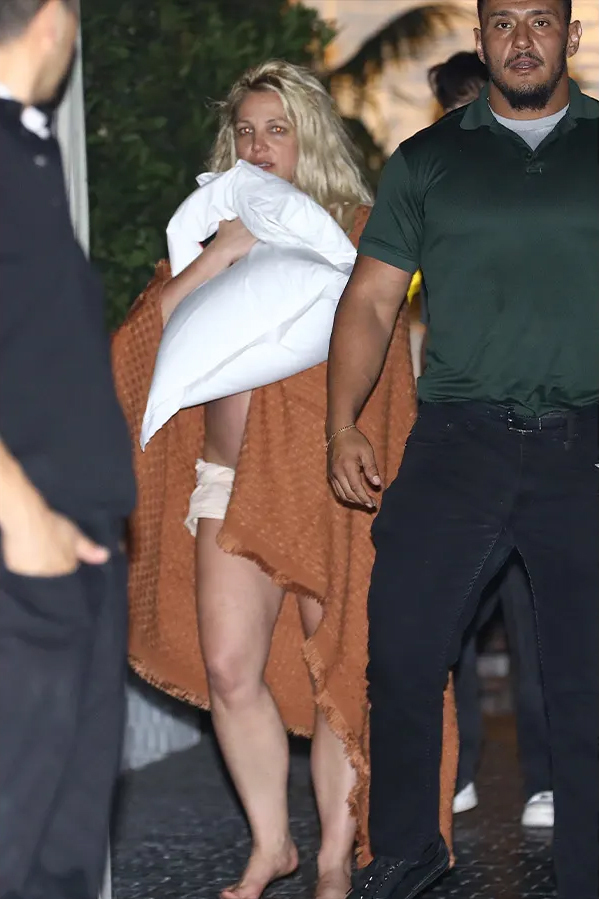Britney Spears tơi tả, dùng chăn quấn quanh người sau nghi vấn xô xát với bạn trai ở khách sạn - Ảnh 3.