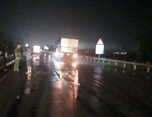Ôtô tông chết người đi bộ trên cao tốc dưới trời mưa- Ảnh 1.