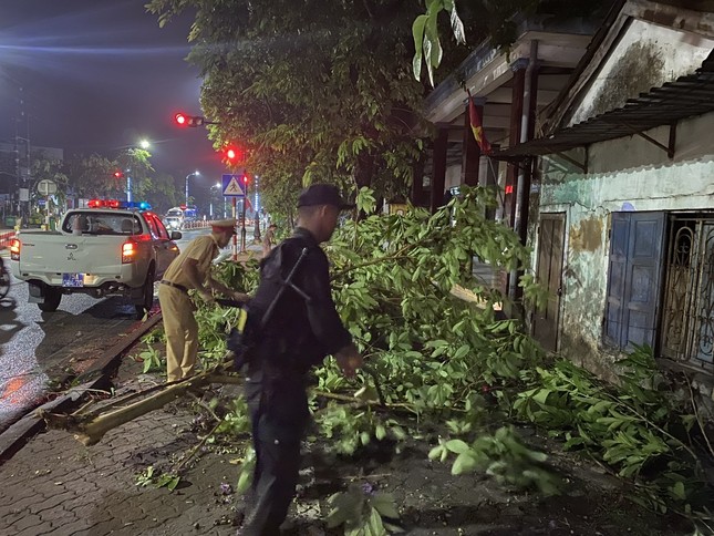 Trường lớp tan hoang do giông lốc, hàng trăm học sinh phải nghỉ học - Ảnh 5. Trường lớp tan hoang do giông lốc, hàng trăm học sinh phải nghỉ học - Ảnh 5.