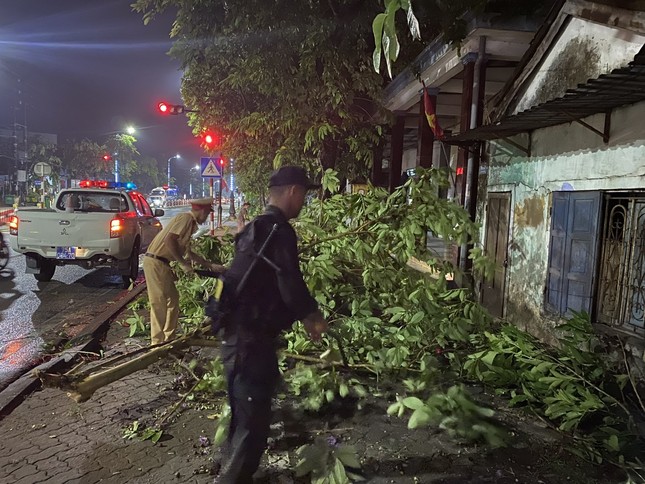 Trường lớp tan hoang do giông lốc, hàng trăm học sinh phải nghỉ học - Ảnh 5.