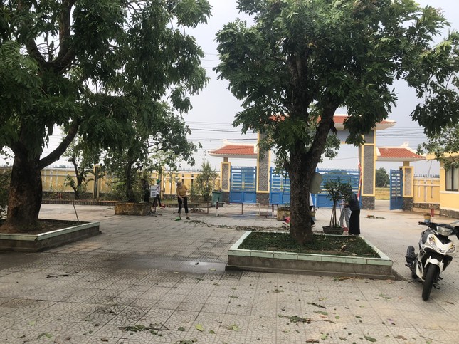 Trường lớp tan hoang do giông lốc, hàng trăm học sinh phải nghỉ học - Ảnh 7. Trường lớp tan hoang do giông lốc, hàng trăm học sinh phải nghỉ học - Ảnh 7.