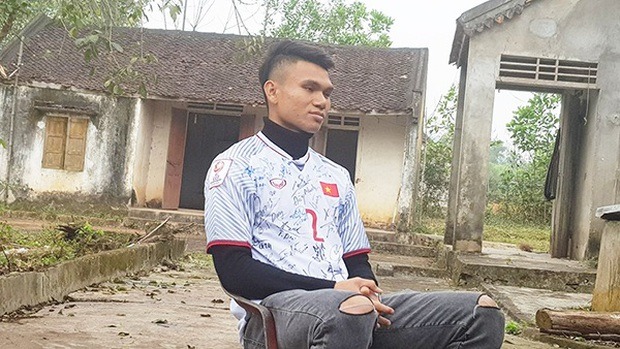Cầu thủ từng nghèo nhất Việt Nam giờ có vợ đẹp, con ngoan, xây nhà to như biệt thự mời cả đội bóng đến chơi - Ảnh 3.