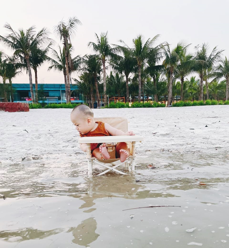 Chuyến du lịch biển đầu đời đầy mới lạ của em bé 6 tháng tuổi bị “dị ứng nửa thế giới”- Ảnh 12.