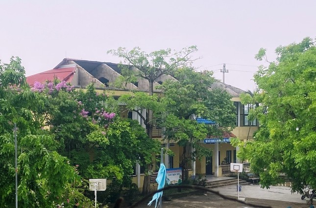 Trường lớp tan hoang do giông lốc, hàng trăm học sinh phải nghỉ học - Ảnh 1. Trường lớp tan hoang do giông lốc, hàng trăm học sinh phải nghỉ học - Ảnh 1.