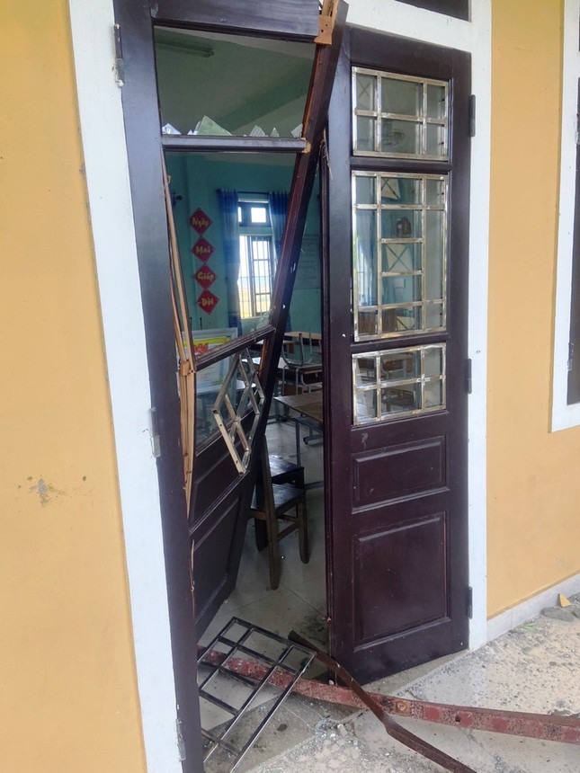 Trường lớp tan hoang do giông lốc, hàng trăm học sinh phải nghỉ học - Ảnh 2. Trường lớp tan hoang do giông lốc, hàng trăm học sinh phải nghỉ học - Ảnh 2.