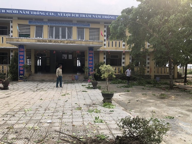 Trường lớp tan hoang do giông lốc, hàng trăm học sinh phải nghỉ học - Ảnh 8. Trường lớp tan hoang do giông lốc, hàng trăm học sinh phải nghỉ học - Ảnh 8.