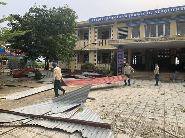 Trường lớp tan hoang do giông lốc, hàng trăm học sinh phải nghỉ học - Ảnh 9. Trường lớp tan hoang do giông lốc, hàng trăm học sinh phải nghỉ học - Ảnh 9.