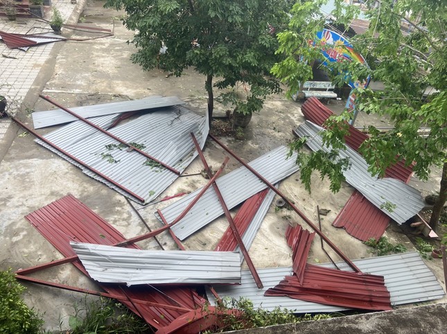 Trường lớp tan hoang do giông lốc, hàng trăm học sinh phải nghỉ học - Ảnh 3. Trường lớp tan hoang do giông lốc, hàng trăm học sinh phải nghỉ học - Ảnh 3.