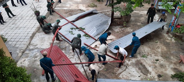 Trường lớp tan hoang do giông lốc, hàng trăm học sinh phải nghỉ học - Ảnh 10. Trường lớp tan hoang do giông lốc, hàng trăm học sinh phải nghỉ học - Ảnh 10.