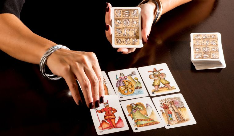 Tin theo bói bài Tarot, cô gái 25 tuổi không dám làm 1 việc, kết quả phải nhập viện điều trị tâm thần- Ảnh 1.