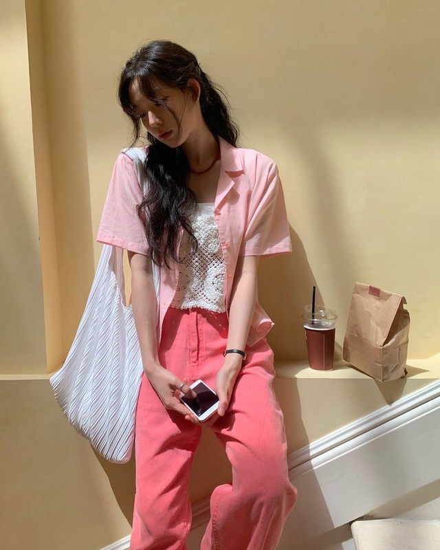 Mê váy áo tông hồng, nàng blogger Hàn có 1001 chiêu diện đẹp suốt hè mà không ô dề hay sến súa - Ảnh 4.