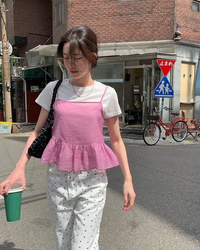 Mê váy áo tông hồng, nàng blogger Hàn có 1001 chiêu diện đẹp suốt hè mà không ô dề hay sến súa - Ảnh 2.