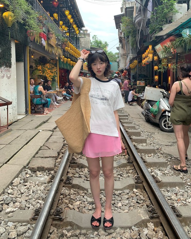 Mê váy áo tông hồng, nàng blogger Hàn có 1001 chiêu diện đẹp suốt hè mà không ô dề hay sến súa - Ảnh 1.