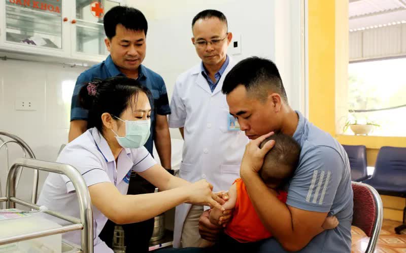 Chưa tiêm chủng vaccine, nhiều trẻ ở Hà Tĩnh mắc bệnh ho gà - Ảnh 1.