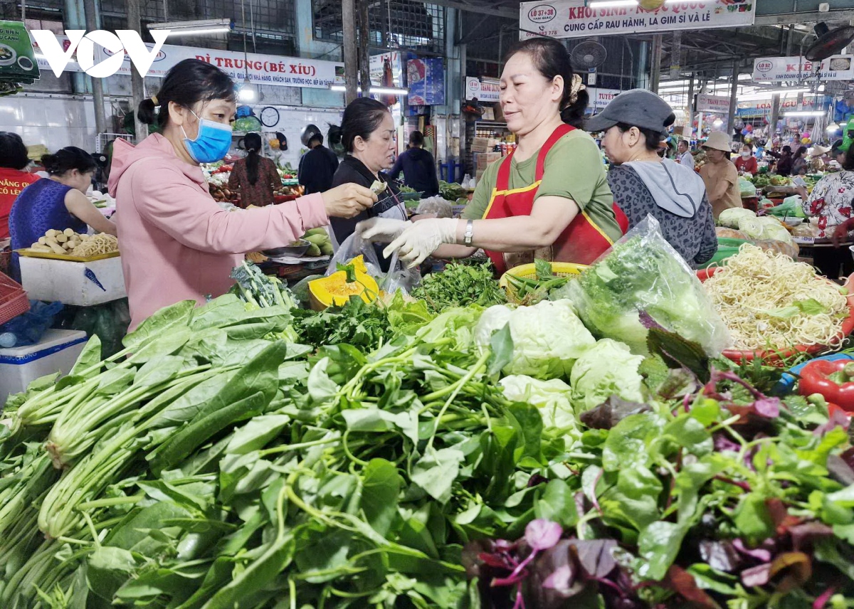 Giá cả hàng hóa tăng trước thực hiện lương mới- Ảnh 2.