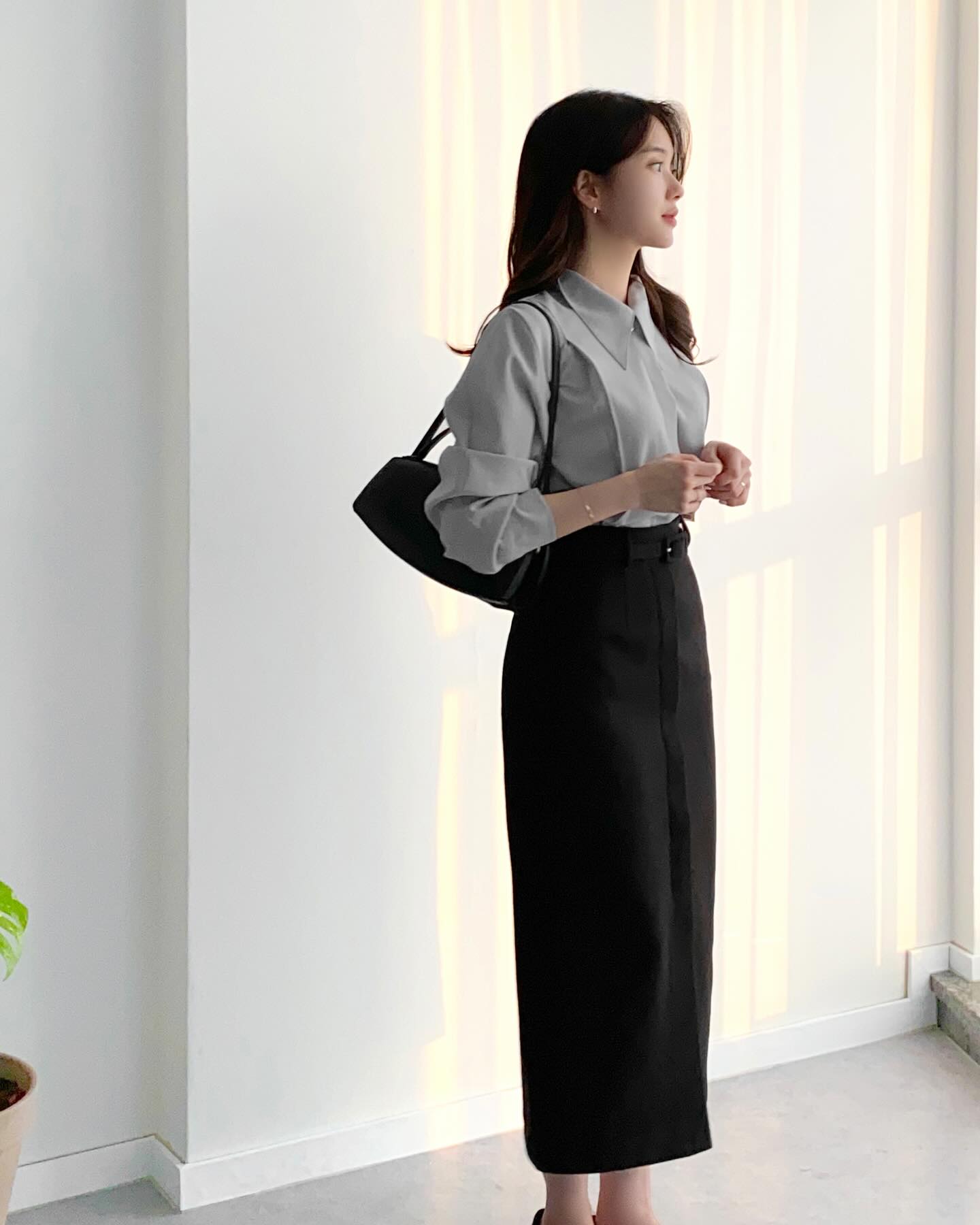 10 cách mặc chân váy đen dành cho người thích phong cách tối giản - Ảnh 2.