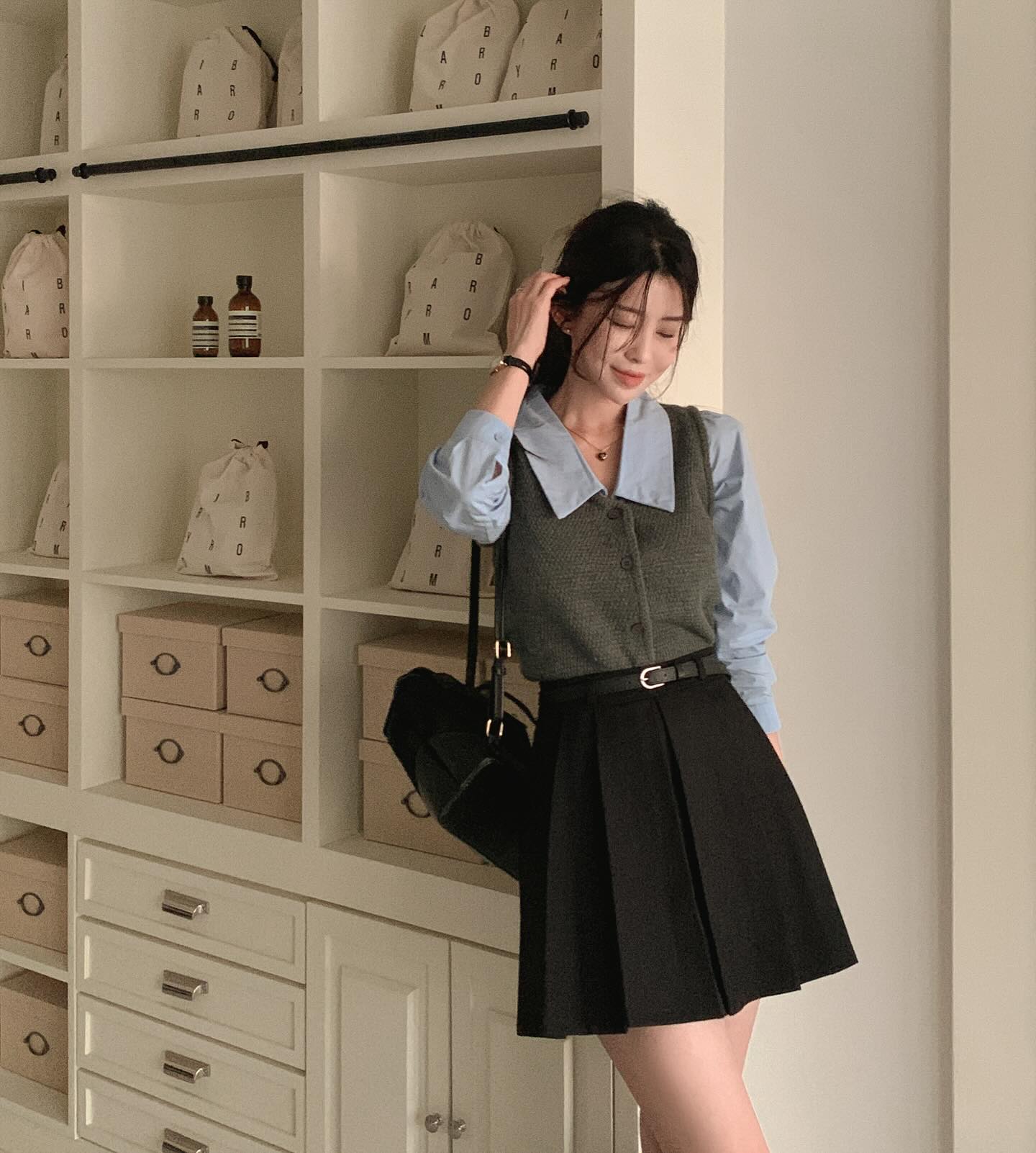 10 cách mặc chân váy đen dành cho người thích phong cách tối giản - Ảnh 3.