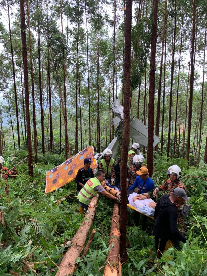 Trực thăng Malaysia gặp nạn: Toàn bộ thân máy bay biến dạng, video hé lộ khung cảnh hiện trường- Ảnh 2.